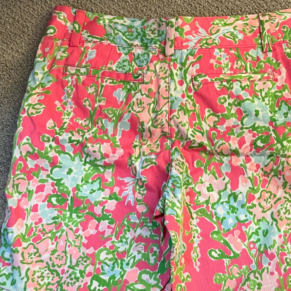 Lilly Pulitzer | Chipper 10” short Holy Grail Southern Charm design golf short - Picture 3 of 6